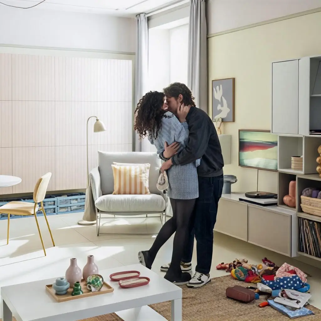 Coppia che si abbraccia in un soggiorno luminoso arredato con mobili moderni IKEA.